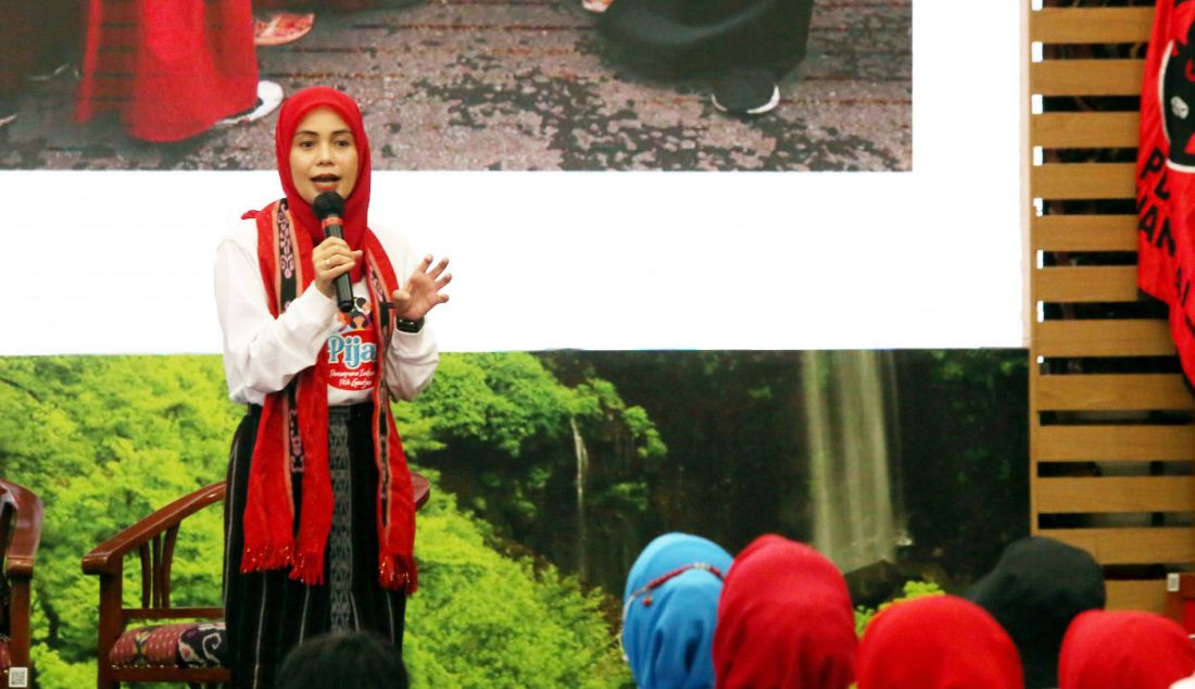 Siti Atikoh Ganjar Pranowo menghadiri rapat koordinasi nasional (Rakornas) tahun 2023 di Kantor DPP PDI Perjuangan, Jakarta, Sabtu (16/12). Rakornas ini beragendakan pemaparan materi dari Ibu Siti Atikoh, Dialog, Flashmob, hingga launching merchandise Ganjar-Mahfud. - JPNN.com