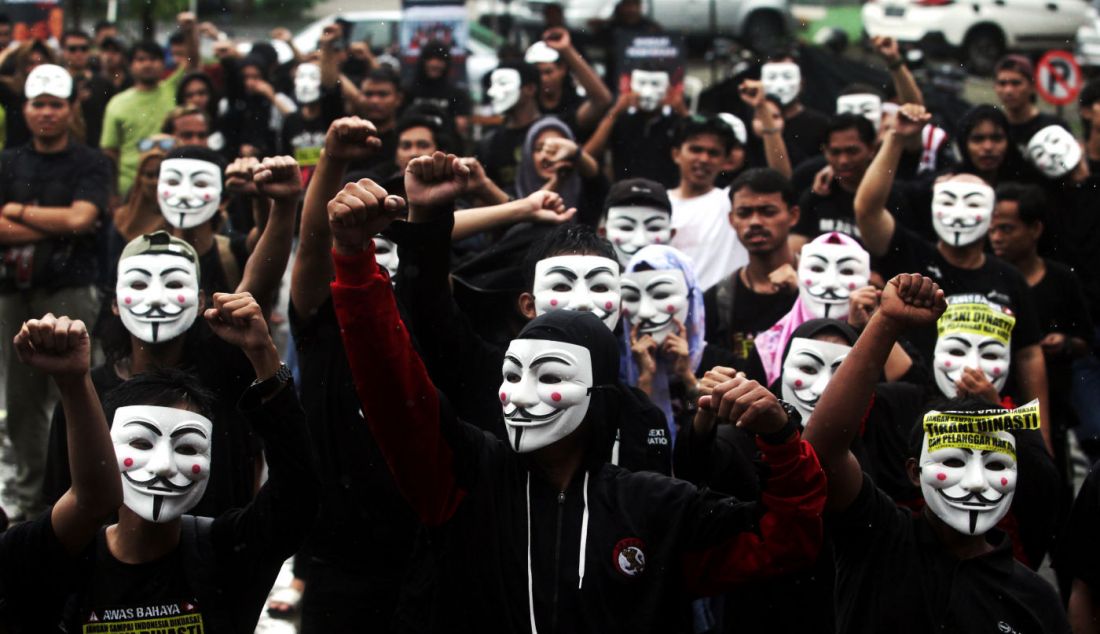 Ribuan mahasiswa yang tergabung dalam Mahasiswa Bersama Rakyat Selamatkan Demokrasi Indonesia melakukan aksi mimbar demokrasi di halaman kampus STIE AMKOP, Makassar, Sulawesi Selatan, Minggu (17/12). Sejumlah mahasiswa menggunakan topeng Guy Fawkes yang menjadi simbol perlawanan terhadap kekuasaan yang dianggap telah menindas kebebasan berdemokrasi dengan menabrak konstitusi di Indonesia. - JPNN.com