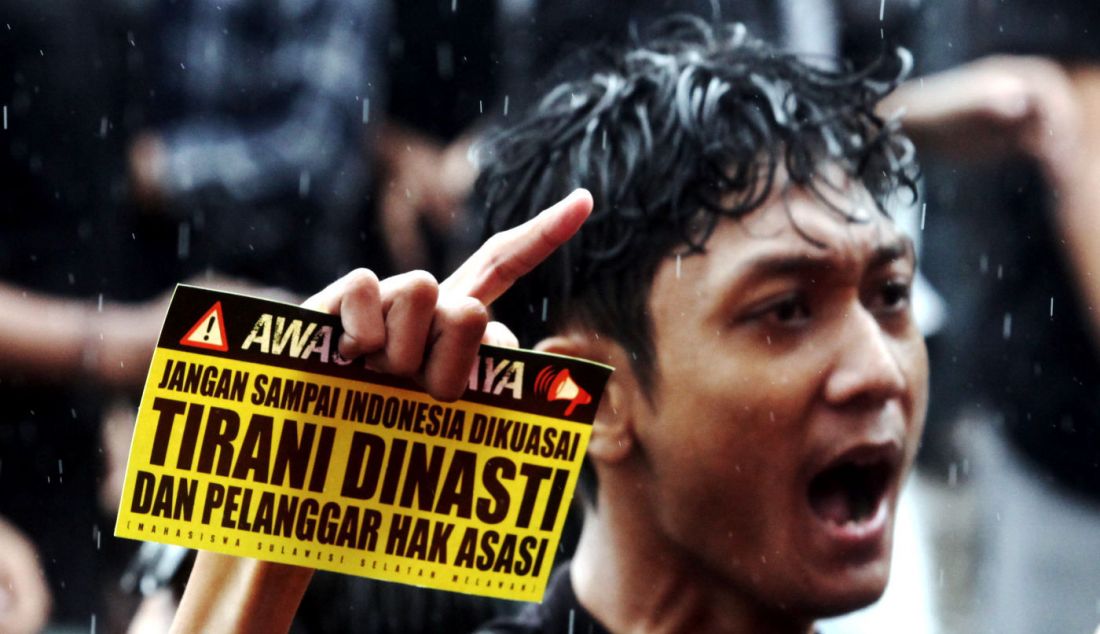 Mahasiswa Bersama Rakyat Selamatkan Demokrasi Indonesia melakukan aksi mimbar demokrasi di halaman kampus STIE AMKOP, Makassar, Sulawesi Selatan, Minggu (17/12). - JPNN.com