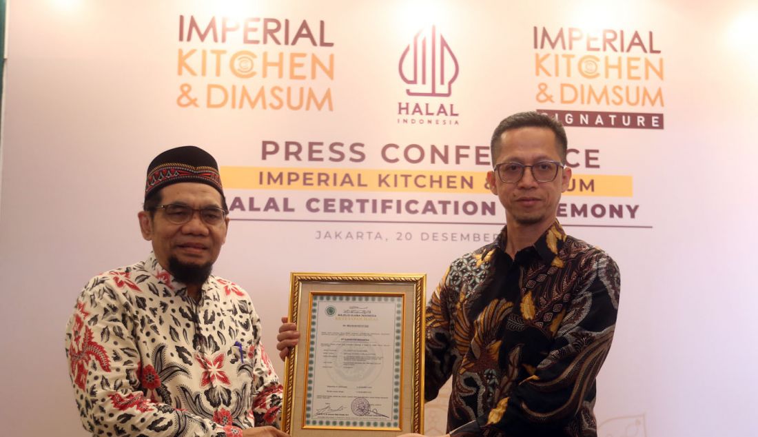 Wakil Sekretaris Komisi Fatwa MUI M. Sulhan (kiri) dan General Manager Imperial Kitchen & Dimsum dan Imperial Kitchen & Dimsum Signature Nanda Pamontri saat simbolis pemberian logo halal Imperial Kitchen dan Dimsum Signature di Kawasan Mampang, Jakarta, Rabu (20/12). - JPNN.com