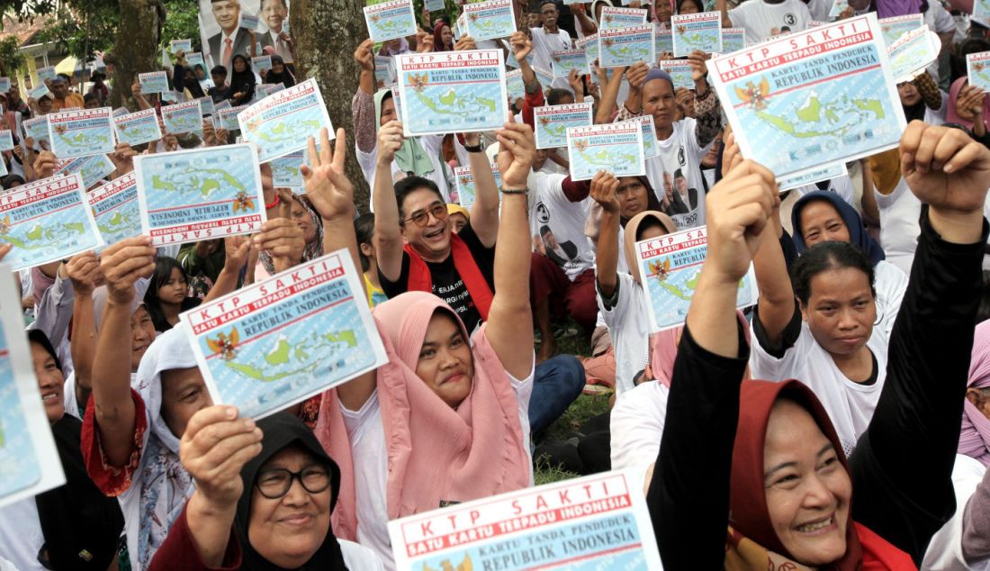 Warga saat mengikuti sosialisasi program unggulan Ganjar-Mahfud di Kabupaten Karawang, Jawa Barat, Sabtu (23/12). - JPNN.com
