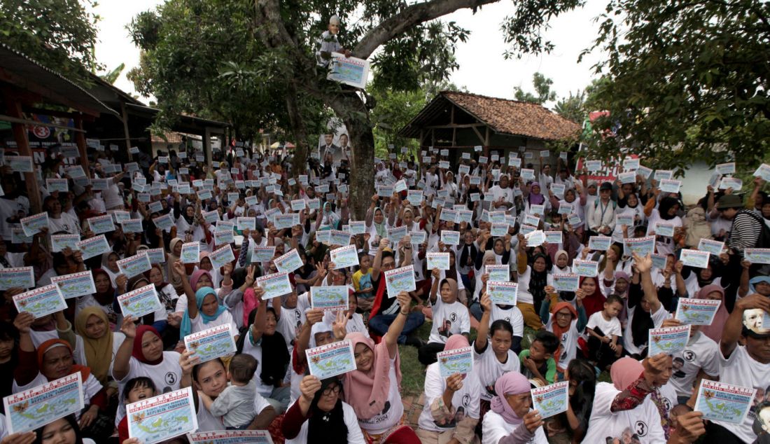 Warga saat mengikuti sosialisasi program unggulan Ganjar-Mahfud di Kabupaten Karawang, Jawa Barat, Sabtu (23/12). - JPNN.com