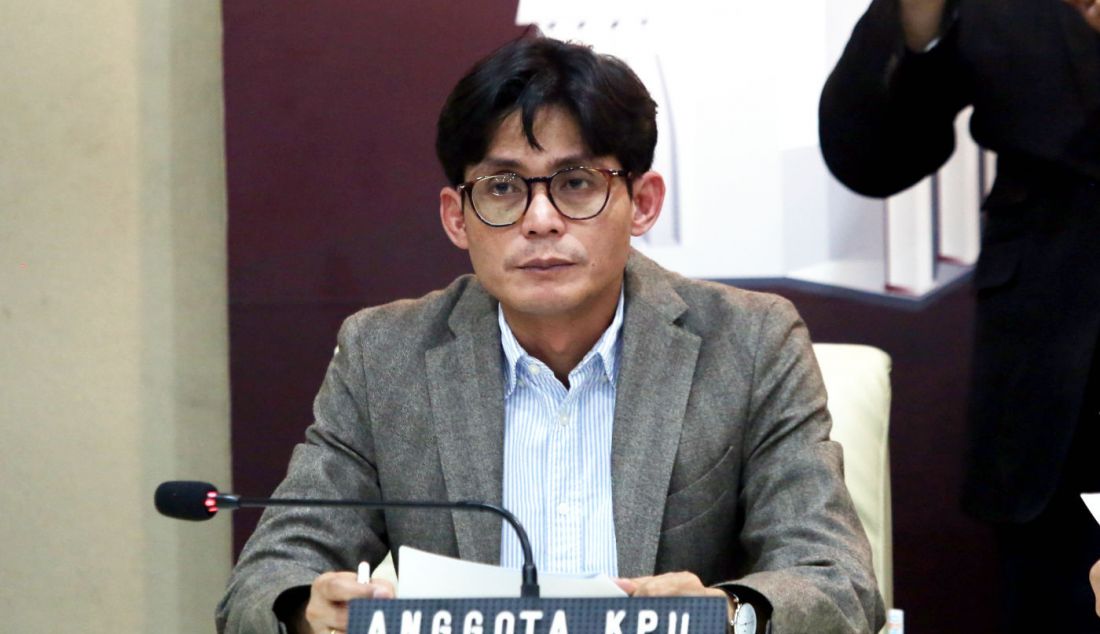 Anggota KPU August Mellaz menghadiri konferensi pers di Jakarta, Selasa (26/12/2023) guna menjelaskan soal proses pemungutan suara Pemilu 2024 bagi WNI di luar negeri. Terdapat tiga metode pemungutan suara bagi WNI di mancanegara, yakni melalui tempat pemungutan suara luar negeri (TPSLN), kotak suara keliling, dan pos yang surat suaranya akan dikirim ke pemilih pada 2-11 Januari 2024. - JPNN.com