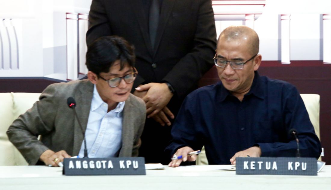 Ketua KPU Hasyim Hasyim Asy'ari (kanan) dan anggota KPU August Mellaz menggelar konferensi pers di Jakarta, Selasa (26/12/2023) guna menjelaskan soal proses pemungutan suara Pemilu 2024 bagi WNI di luar negeri. Terdapat tiga metode pemungutan suara bagi WNI di mancanegara, yakni melalui tempat pemungutan suara luar negeri (TPSLN), kotak suara keliling, dan pos yang surat suaranya akan dikirim ke pemilih pada 2-11 Januari 2024. - JPNN.com