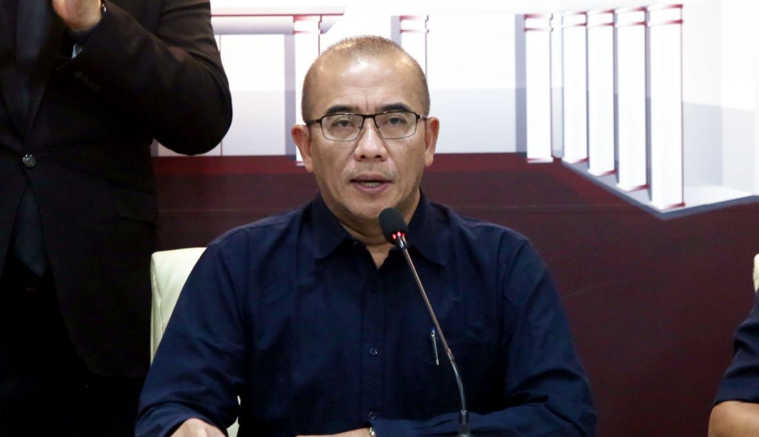 Ketua KPU Hasyim Hasyim Asy'ari menggelar konferensi pers di Jakarta, Selasa (26/12/2023) guna menjelaskan soal proses pemungutan suara Pemilu 2024 bagi WNI di luar negeri. Terdapat tiga metode pemungutan suara bagi WNI di mancanegara, yakni melalui tempat pemungutan suara luar negeri (TPSLN), kotak suara keliling, dan pos yang surat suaranya akan dikirim ke pemilih pada 2-11 Januari 2024. - JPNN.com