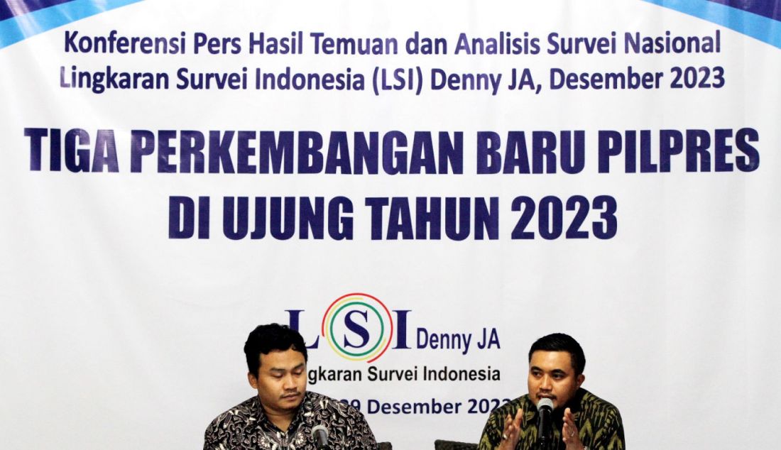 Peneliti senior LSI Denny JA Adjie Alfaraby (kanan) didampingi moderator Farhan Dailamy memaparkan temuan dan analisis survei nasional bertajuk 