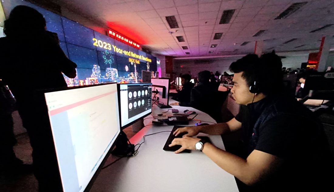 Petugas saat memantau jaringan melalui sistem di Indosat Network Operation Center (INOC) di Jakarta, Jumat (29/12). - JPNN.com