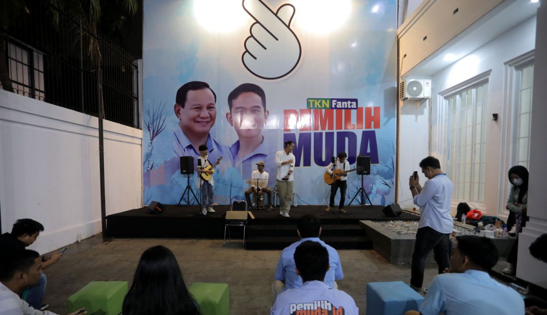 Tim Kampanye Nasional Pemilih Muda (TKN Fanta) Prabowo-Gibran yang dipimpin Komandan TKN Fanta Arief Rosyid Hasan menggelar acara doa bersama di malam pergantian tahun, Jakarta, Minggu (31/12). - JPNN.com
