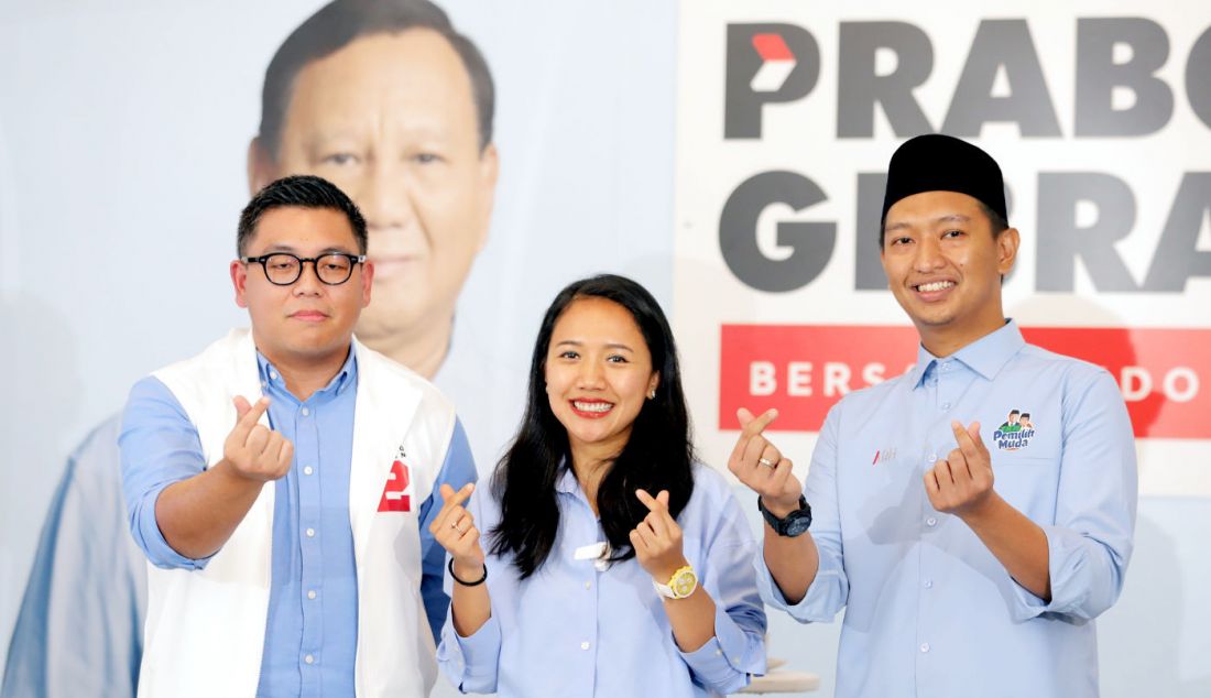 Koordinator Media Digital TKN Prabowo-Gibran Naudhy Valdryno (kiri), Anggota DPR Fraksi Golkar Putri Komarudin (tengah), dan Komandan TKN Fanta Arief Rosyid saat menjadi pembicara pada launching platform digital fotober2.ai di Media Center TKN Prabowo-Gibran, Selasa (2/1). - JPNN.com