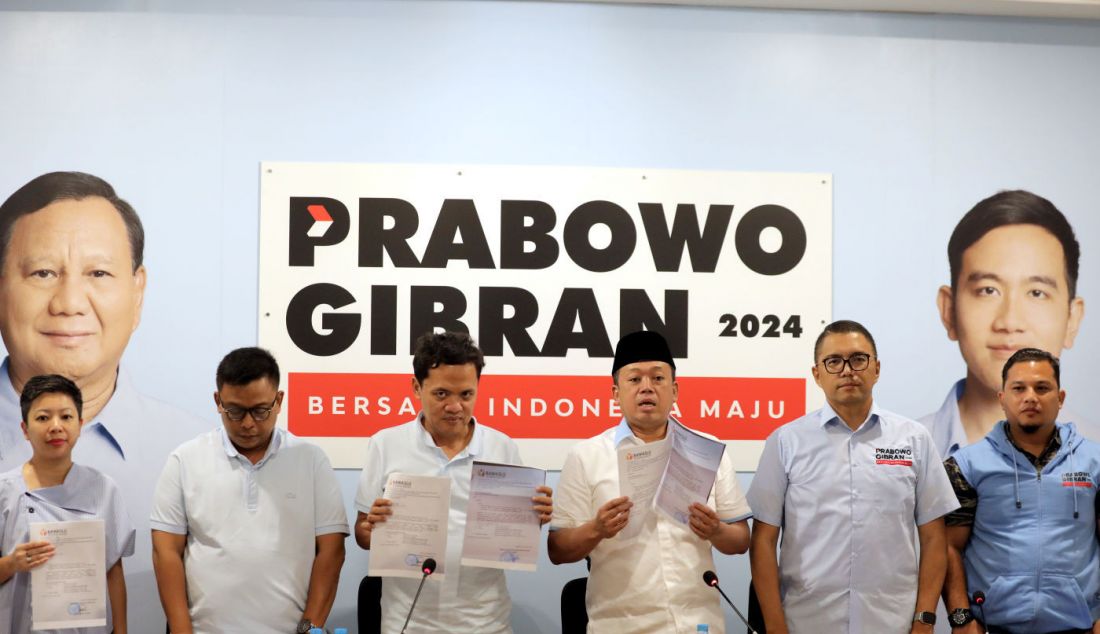 Sekretaris TKN Prabowo-Gibran Nusron Wahid (ketiga kanan) bersama Wakil Ketua TKN Prabowo-Gibran Habiburokhman (ketiga kiri), Mantan Anggota Bawaslu Fritz Edward Siregar (kedua kanan) dan pengurus TKN lainnya saat menggelar konferans? pers di Media Center, Jakarta, Selasa (2/1). Konferensi pers ini terkait pemanggilan Cawapres nomor urut 02 Gibran Rakabuming Raka oleh Bawaslu Jakarta Pusat yang diduga telah melakukan pelanggaran kampanye dengan membagikan susu saat car free day. - JPNN.com