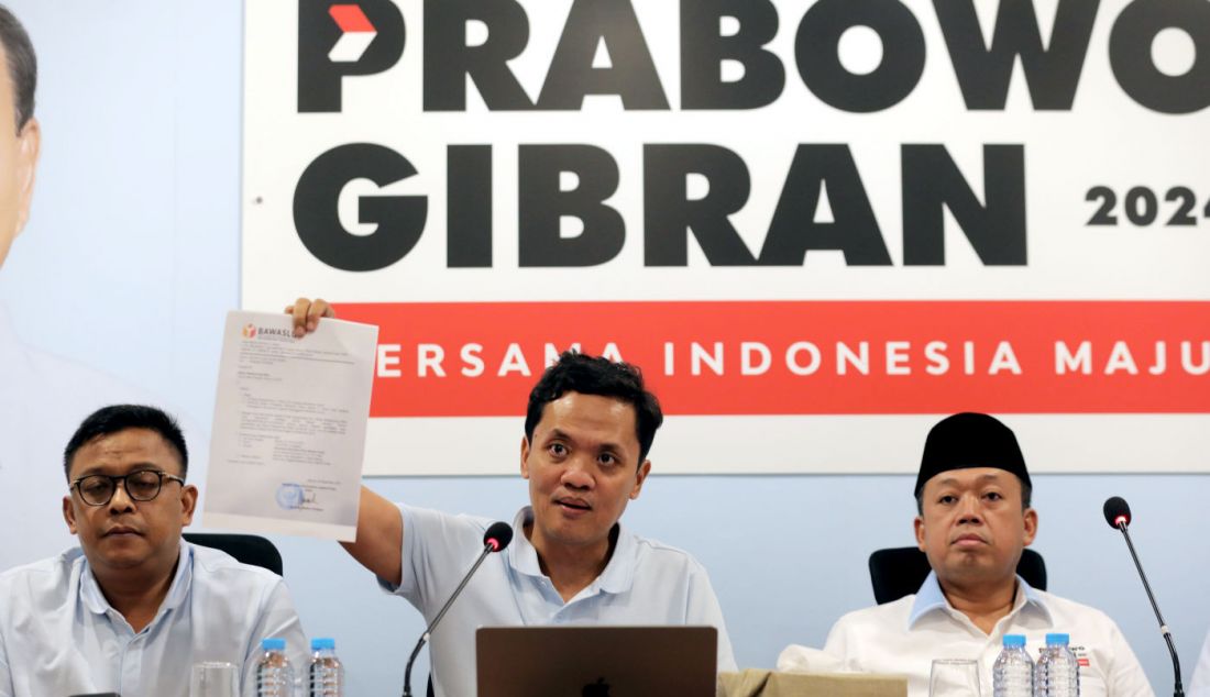 Wakil Ketua TKN Prabowo-Gibran Habiburokhman (tengah) dan Sekretaris TKN Prabowo-Gibran Nusron Wahid (kanan) saat menggelar konferansi pers di Media Center, Jakarta, Selasa (2/1). - JPNN.com