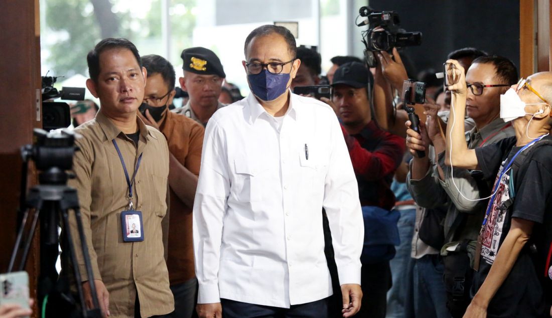 Tersangka kasus gratifikasi dan tindak pidana pencucian uang (TPPU) mantan pejabat Ditjen Pajak Kemenkeu Rafael Alun Trisambodo menjalani sidang putusan di Pengadilan Tipikor, Jakarta, Kamis (4/1). Hakim menunda pembacaan putusan karena masih belum siap memutuskan perkara. - JPNN.com