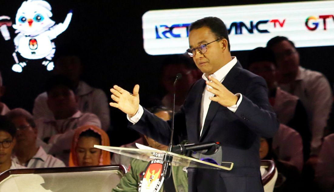 Anies Baswedan mengikuti debat ketiga capres 2024 di Istora Senayan, Jakarta, Minggu (7/1). - JPNN.com