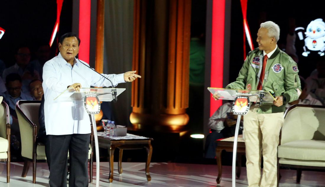 Capres nomor urut 3 Ganjar Pranowo (kanan) dan capres nomor urut 2 Prabowo Subianto saat debat ketiga capres di Istora Senayan, Jakarta, Minggu (7/1). - JPNN.com