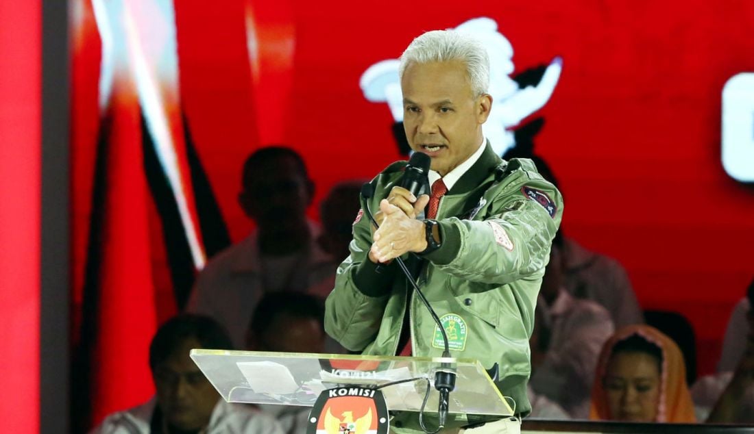 Calon presiden nomor urut 3 Ganjar Pranowo mengikuti debat ketiga capres 2024 di Istora Senayan, Jakarta, Minggu (7/1). - JPNN.com
