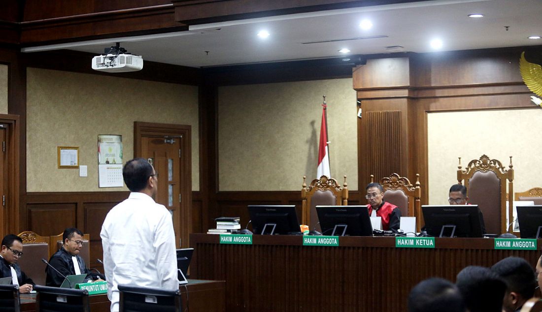 Terdakwa kasus dugaan penerimaan gratifikasi dan TPPU Rafael Alun Trisambodo menjalani sidang pembacaan putusan di Pengadilan Tipikor, Jakarta, Senin (8/1). Mantan pejabat Ditjen Pajak Kemenkeu Rafael Alun Trisambodo divonis 14 tahun penjara dengan denda Rp 500 juta dan membayar uang pengganti Rp 10,7 Miliar subsider 3 tahun kurungan - JPNN.com