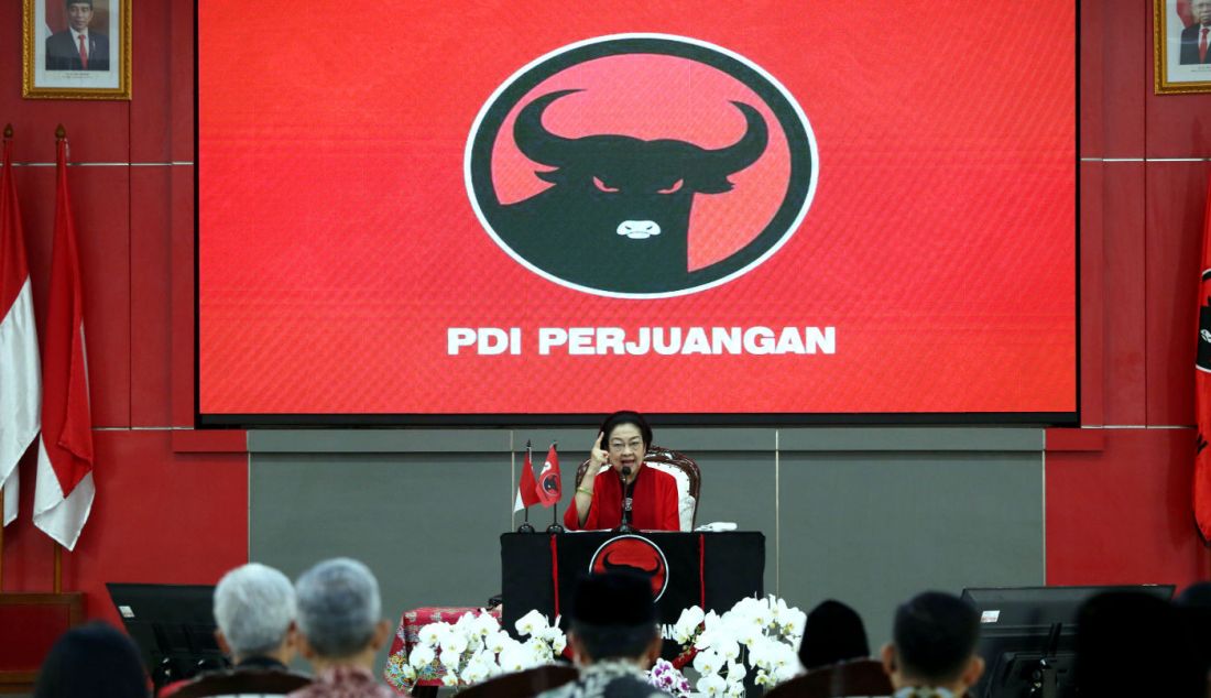Ketum PDI Perjuangan Megawati Soekarnoputri menyampaikan pidato pada HUT ke-51 PDI Perjuangan di Sekolah Partai, Lenteng Agung, Jakarta, Rabu (10/1). - JPNN.com