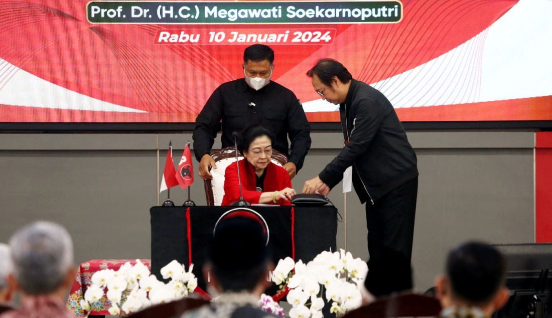 Ketum PDI Perjuangan Megawati Soekarnoputri menyampaikan pidato pada HUT ke-51 PDI Perjuangan di Sekolah Partai, Lenteng Agung, Jakarta, Rabu (10/1). - JPNN.com