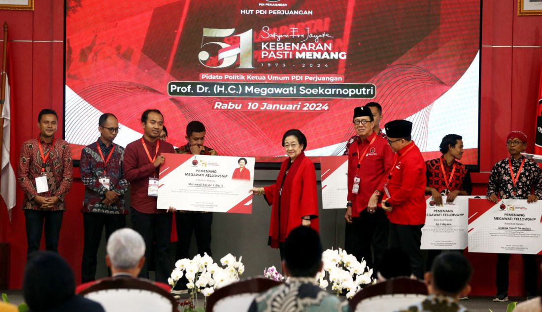 Ketum PDI Perjuangan Megawati Soekarnoputri menyerahkan penghargaan kepada sebelas pemenang Megawati Fellowship Program Tahun 2023 pada HUT ke-51 PDI Perjuangan di Sekolah Partai, Lenteng Agung, Jakarta, Rabu (10/1). - JPNN.com