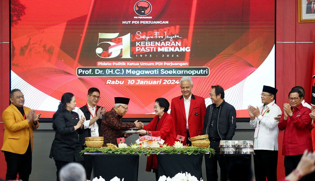 Ketum PDI Perjuangan Megawati Soekarnoputri menyerahkan potongan tumpeng kepada Wapres RI Ma'ruf Amin pada HUT ke-51 PDI Perjuangan di Sekolah Partai, Lenteng Agung, Jakarta, Rabu (10/1). - JPNN.com