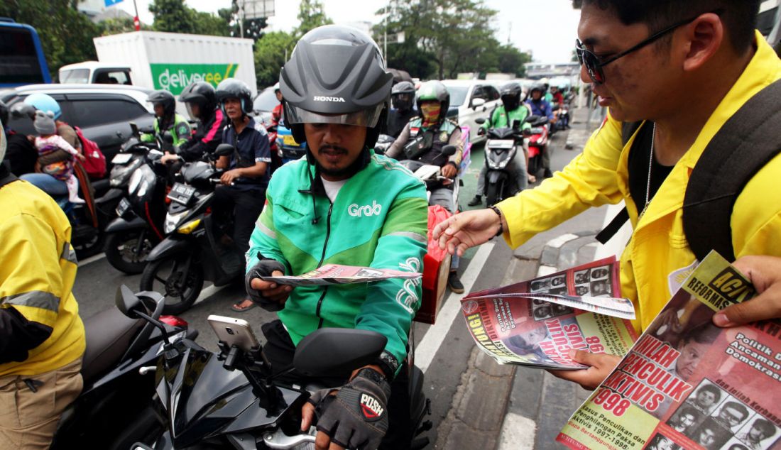 Puluhan mahasiswa melakukan aksi informasi dengan membagikan selebaran kepada pengendara lalu lintas, Jakarta, Kamis (11/1). - JPNN.com