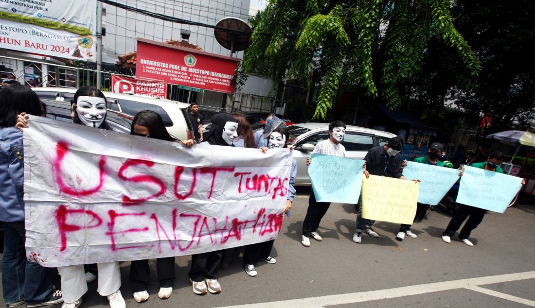 Puluhan mahasiswa melakukan aksi informasi dengan membagikan selebaran kepada pengendara lalu lintas, Jakarta, Kamis (11/1). - JPNN.com