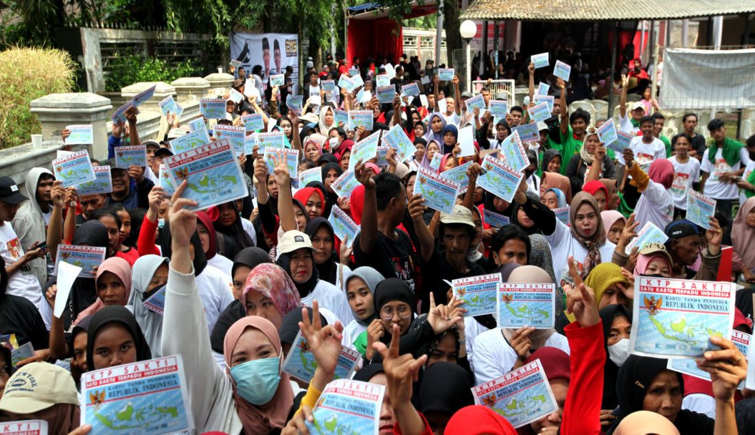 TPN Ganjar-Mahfud menggalang suara dengan melakukan sosialisasi pencoblosan di Kantor DPD Dukung Aja Ganjar (DAG), Jl. Kampus Pramita, Kabupaten Tangerang, Banten, Minggu (14/1). - JPNN.com