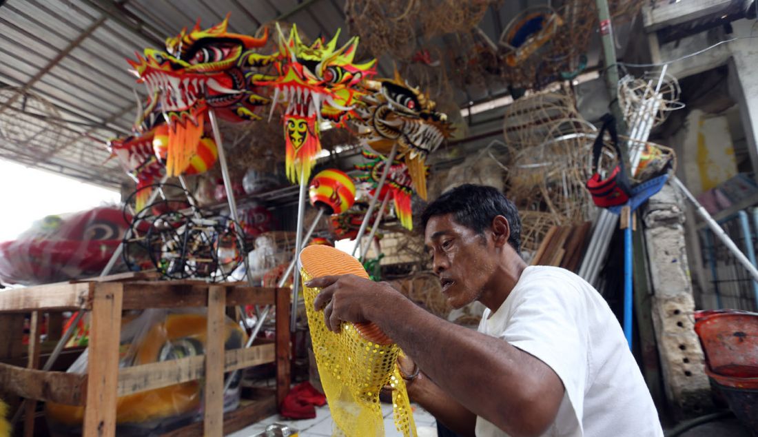 Perajin menyelesaikan pembuatan pesanan barongsai dan liong di bengkel pembuatan dan reparasi, di Babakan Pasar, Kota Bogor, Jawa Barat, Senin (15/1). Lili Hambali pemilik industri rumahan ini menjual sepasang barongsai dengan harga Rp 8,5 juta dan liong dengan harga Rp 9 juta. - JPNN.com