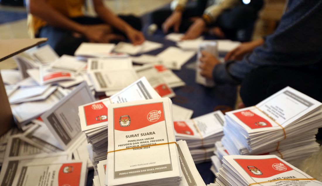 Petugas saat melipat surat suara Pemilu 2024 di Gedung Wanita, Kota Bogor, Senin (15/1). Pemilu 2024 akan dilaksanakan pada 14 Februari 2024. - JPNN.com