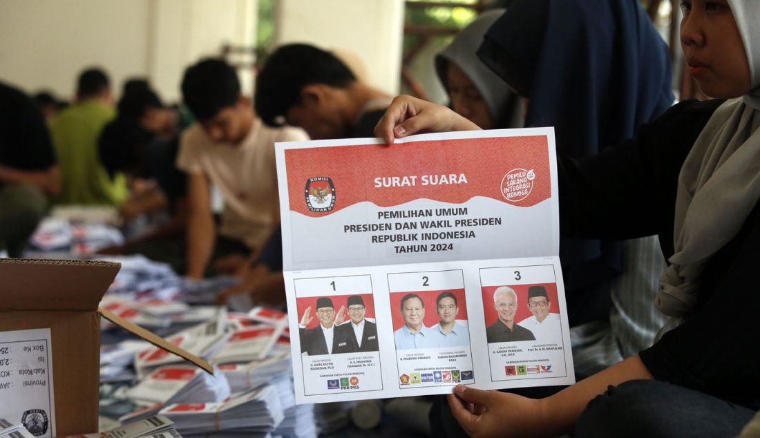 Petugas saat menunjukkan surat suara Pemilu Presiden dan Wakil Presiden 2024 di Gedung Wanita, Kota Bogor, Senin (15/1). Pemilu 2024 akan dilaksanakan pada 14 Februari 2024. - JPNN.com