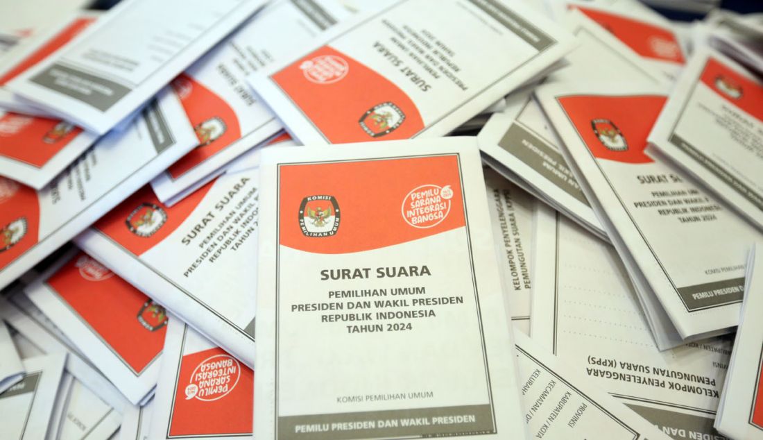 Surat suara Pemilu Pemilu Presiden dan Wakil Presiden 2024 di Gedung Wanita, Kota Bogor, Senin (15/1). Pemilu 2024 akan dilaksanakan pada 14 Februari 2024. - JPNN.com