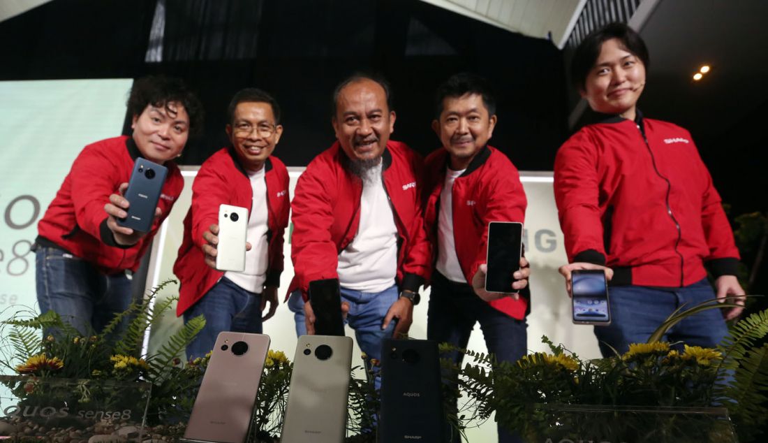 President Director PT Sharp Electronics Indonesia Shinji Teraoka bersama perwakilan dari PT Sharp Electronics Indonesia saat peluncuran smartphone Sharp AQUOS Sense8, Jakarta, Selasa (16/1). Menyasar kelas menengah, dengan harga terjangkau Aquos Sense8 dilengkapi dengan fitur lengkap khas anak muda yang hobi traveling dan mencari smartphone tangguh. - JPNN.com