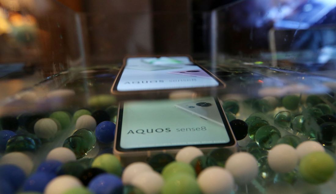 Smartphone Sharp AQUOS Sense8 saat dimasukan ke dalam air pada acara peluncuran, Jakarta, Selasa (16/1). Menyasar kelas menengah, dengan harga terjangkau Aquos Sense8 dilengkapi dengan fitur lengkap khas anak muda yang hobi traveling dan mencari smartphone tangguh. - JPNN.com