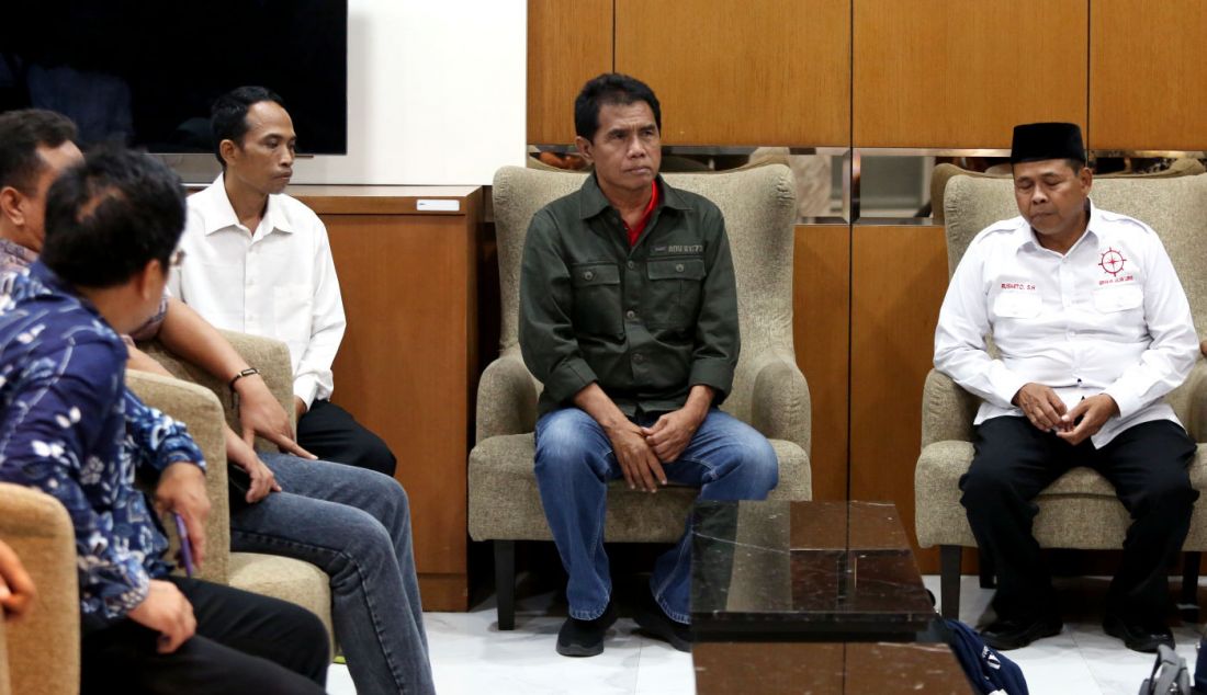 Anggota DPR Fraksi PDIP Riyanta (tengah) menerima sejumlah korban penggelapan dan penipuan kepemilikan propety di Gedung DPR, Jakarta, Rabu (17/1). Korban yang didampingi Gerakan Jalan Lurus (GJL), mengadukan dan meminta dewan membantu mendapatkan kembali properti mereka yang diserobot kurator bekerja sama dengan oknum berwenang, dengan alasan kepailitan, akibatnya mulai dari AJB ditahan hingga perampasan atas SHM. - JPNN.com