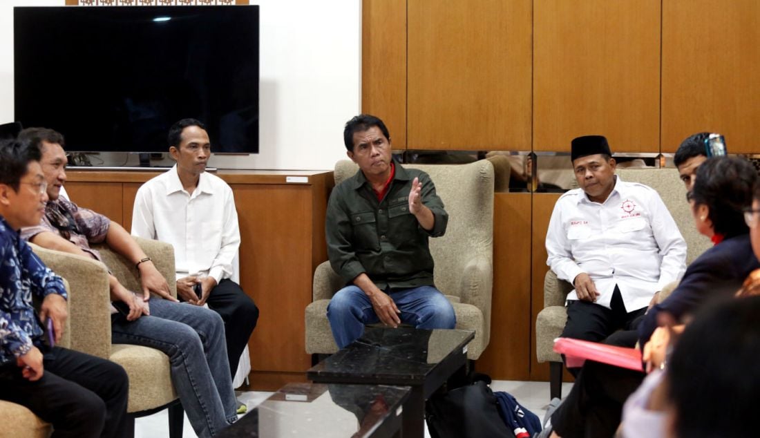 Anggota DPR Fraksi PDIP Riyanta (tengah) menerima sejumlah korban penggelapan dan penipuan kepemilikan propety di Gedung DPR, Jakarta, Rabu (17/1). Korban yang didampingi Gerakan Jalan Lurus (GJL), mengadukan dan meminta dewan membantu mendapatkan kembali properti mereka yang diserobot kurator bekerja sama dengan oknum berwenang, dengan alasan kepailitan, akibatnya mulai dari AJB ditahan hingga perampasan atas SHM. - JPNN.com