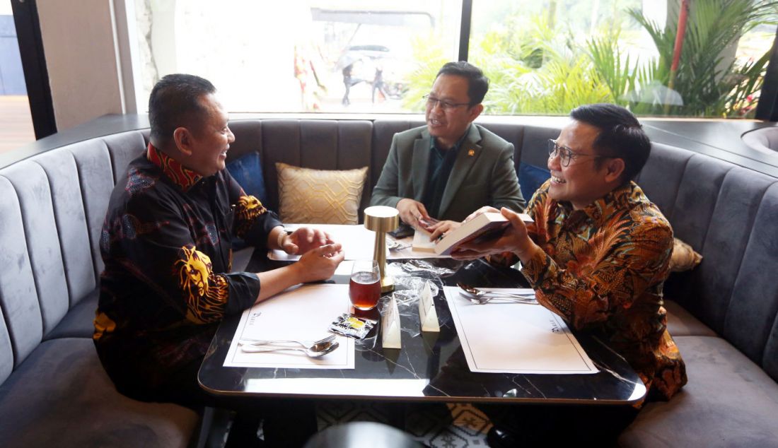 Ketua MPR RI Bambang Soesatyo (kiri) dan Wakil Ketua DPR Muhaimin Iskandar (kanan) saat Peluncuran buku Ketua MPR RI Bambang Soesetyo dengan judul Konstitusi Butuh 'Pintu Darurat', Jakarta, Rabu (17/1). - JPNN.com