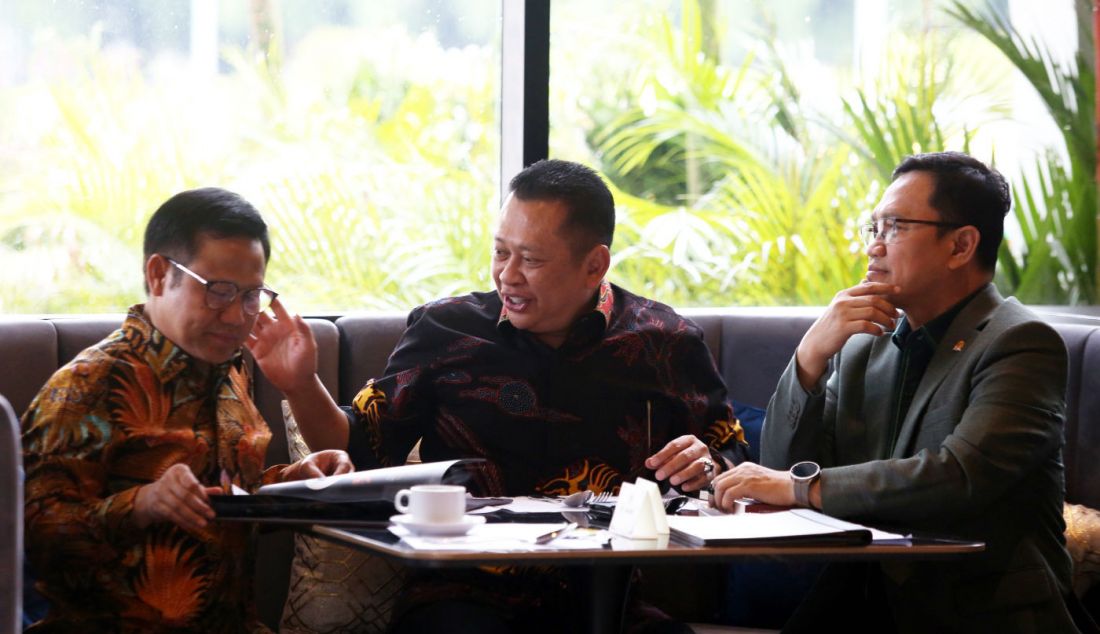 Ketua MPR RI Bambang Soesatyo (tengah) dan Wakil Ketua DPR Muhaimin Iskandar (kiri) saat Peluncuran buku Ketua MPR RI Bambang Soesetyo dengan judul Konstitusi Butuh 'Pintu Darurat', Jakarta, Rabu (17/1). - JPNN.com