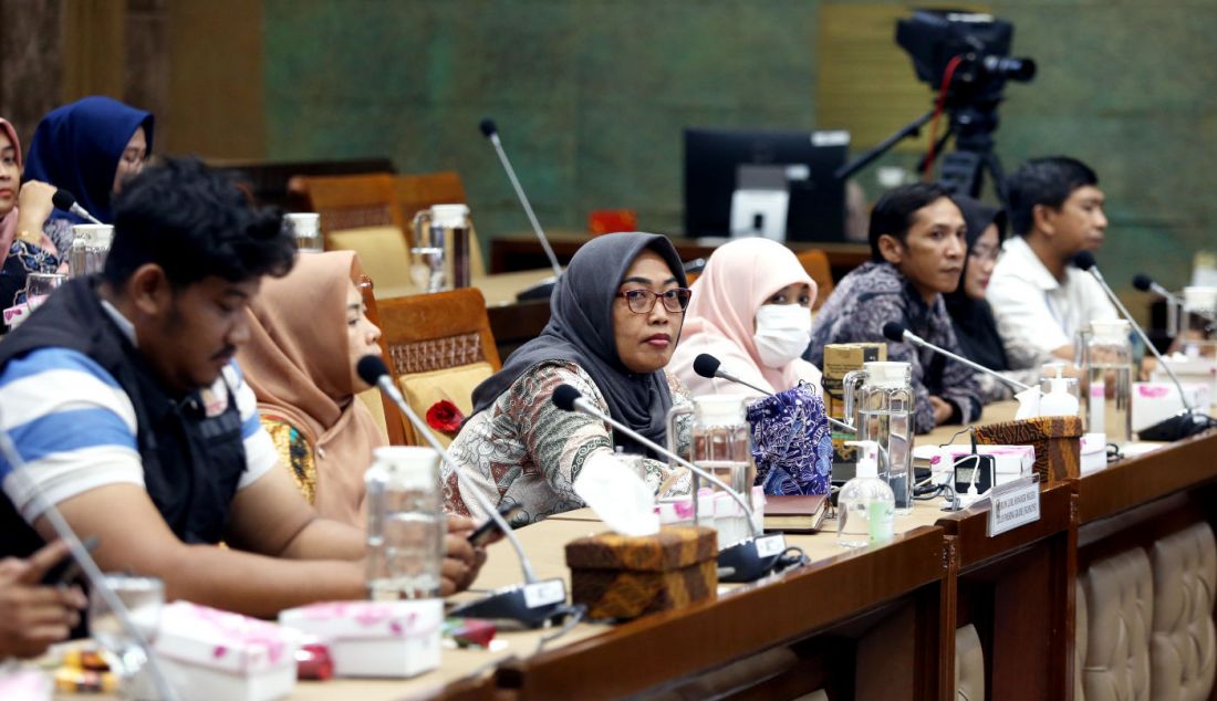 Sejumlah guru honorer saat beraudiensi dengan Komisi X DPR di ruang rapat Komisi X DPR, Jakarta, Rabu (17/1). - JPNN.com