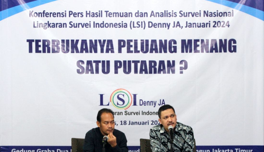 Peneliti senior LSI Denny JA, Ardian Sopa (kanan) memaparkan temuan dan analisis survei bertajuk Terbukanya Peluang Menang Satu Putaran di Jakarta, Kamis (18/1). Paslon Prabowo–Gibran berada di posisi teratas dengan elektabilitas sebesar 46.6% diikuti Ganjar-Mahfud 24.8% dan Anies-Muhaimin 22.8%. - JPNN.com
