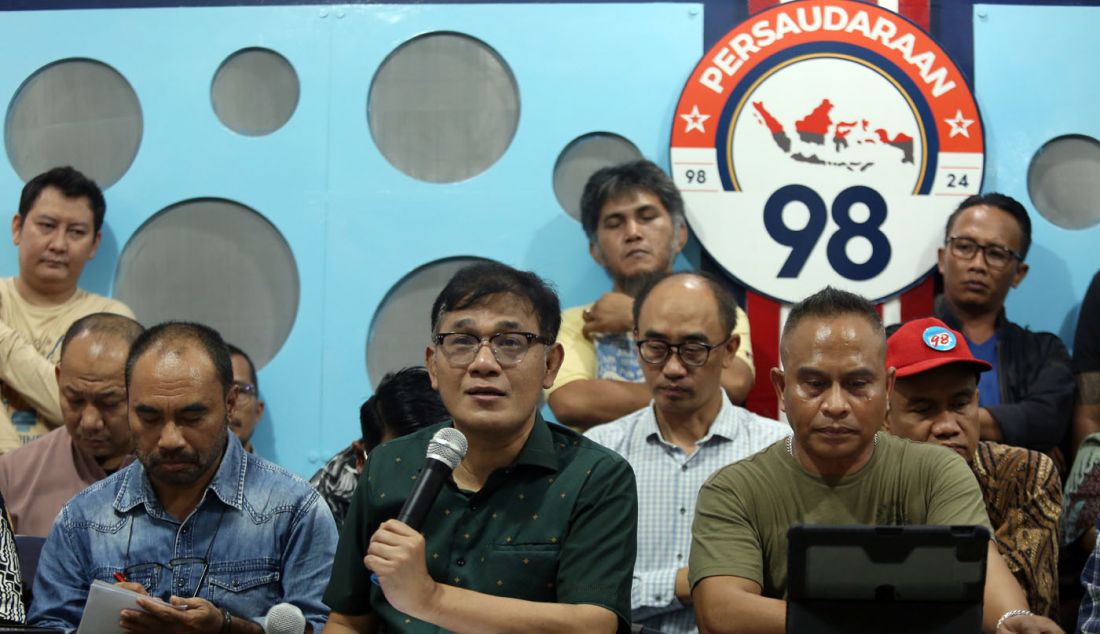 Mantan aktivis 98 Budiman Sudjatmiko bersama aktivis 98 saat menggelar konferensi pers di Markas DPP Persaudaraan 98, Jakarta, Jumat (18/1). - JPNN.com