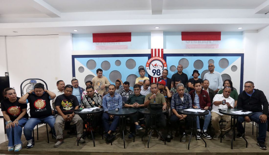 Para tokoh Aktivis Pro Persatuan dan Kemajuan saat menggelar konferensi pers di Markas DPP Persaudaraan 98, Jakarta, Jumat (18/1). Konferensi pers yang dihadiri sejumlah tokoh seperti, Budiman Sudjatmiko, Haris Rusly Moti, Eli Salomo Sinaga dan lainnya ini membahas tema 
