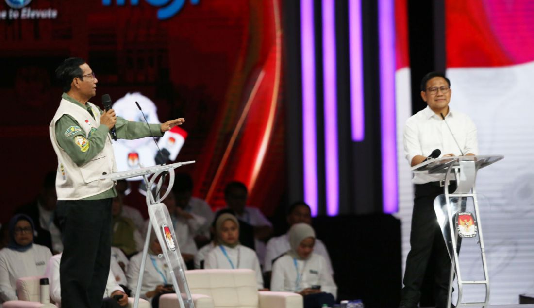 Muhaimin Iskandar (kanan) dan Mahfud MD di atas panggung Debat Keempat Cawapres Pemilu 2024 di Gedung JCC, Jakarta, Minggu (21/1). - JPNN.com