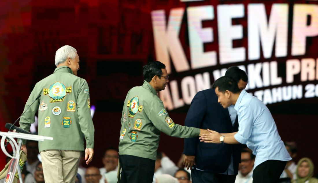 Mahfud MD bersalaman dengan Gibran Rakabuming Raka di atas panggung Debat Keempat Cawapres Pemilu 2024 di Gedung JCC, Jakarta, Minggu (21/1). - JPNN.com