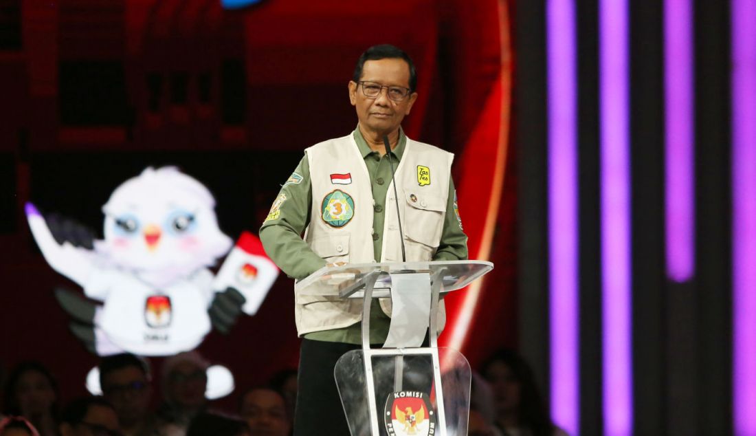 Cawapres nomor urut 3 Mahfud MD di atas panggung Debat Keempat Cawapres Pemilu 2024 di Gedung JCC, Jakarta, Minggu (21/1). - JPNN.com