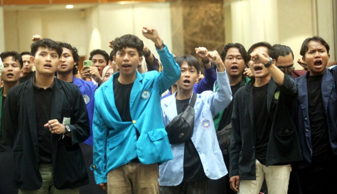 Sejumlah perwakilan mahasiswa dari berbagai kampus meneriakkan yel dalam Konsolidasi Pro Demokrasi dengan tema 