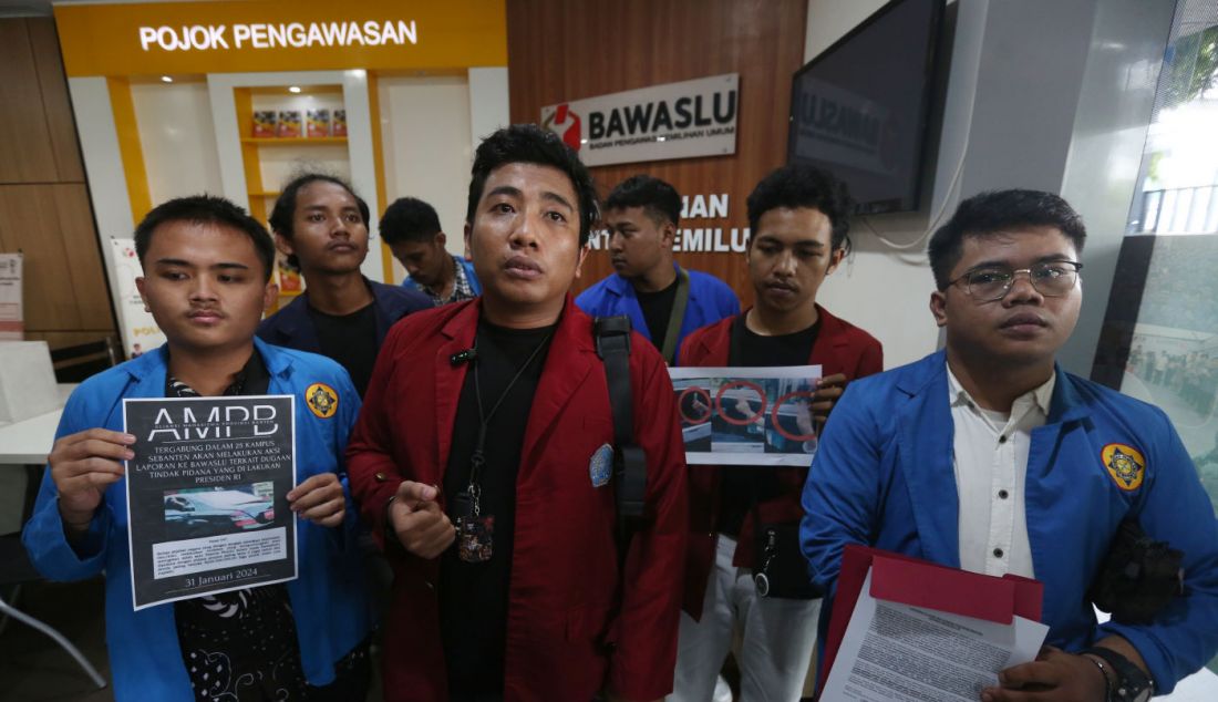 Aliansi Mahasiswa Provinsi Banten memberikan laporan pengaduan atas pelanggaran pidana yang dilakukan Jokowi yang menunjukan 
