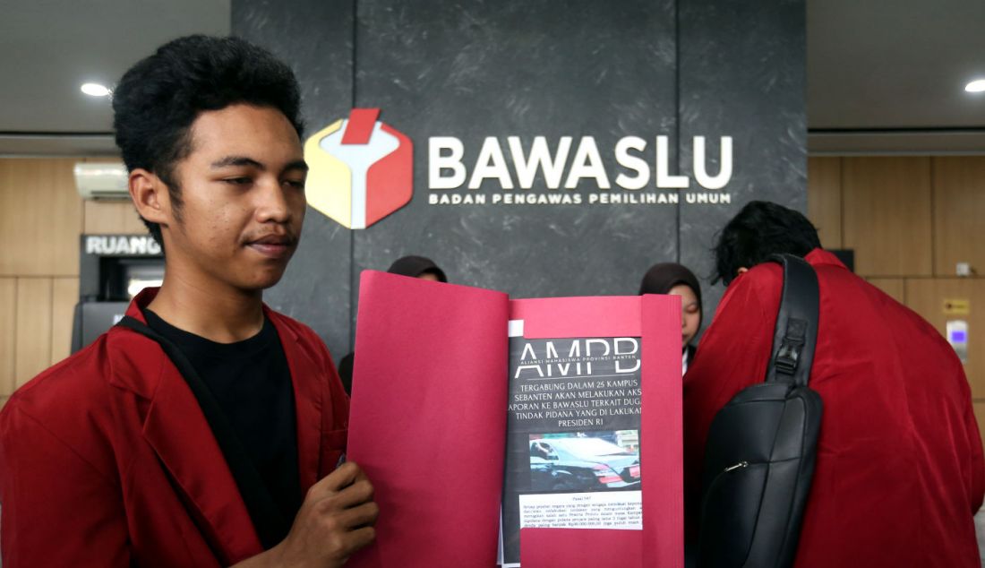 Aliansi Mahasiswa Provinsi Banten memberikan laporan pengaduan atas pelanggaran pidana yang dilakukan Jokowi yang menunjukan 