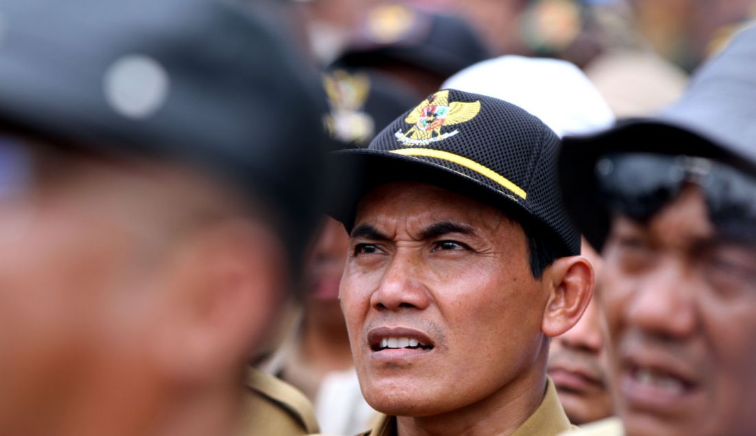 Massa dari Asosiasi Pemerintah Desa Seluruh Indonesia (APDESI) melakukan aksi demonstrasi di depan Gedung Parlemen MPR/DPR-DPD, Senayan, Jakarta, Rabu (31/1). Dalam aksi yang ketiga kalinya ini, meraka menuntut agar DPR sagera mengesahkan Revisi UU Desa. Selama aksi para kepala desa ini juga melakukan bakar ban didepan gerbang sebagai bentuk protes agar DPR mendengarkan apresiasi Merdeka. - JPNN.com