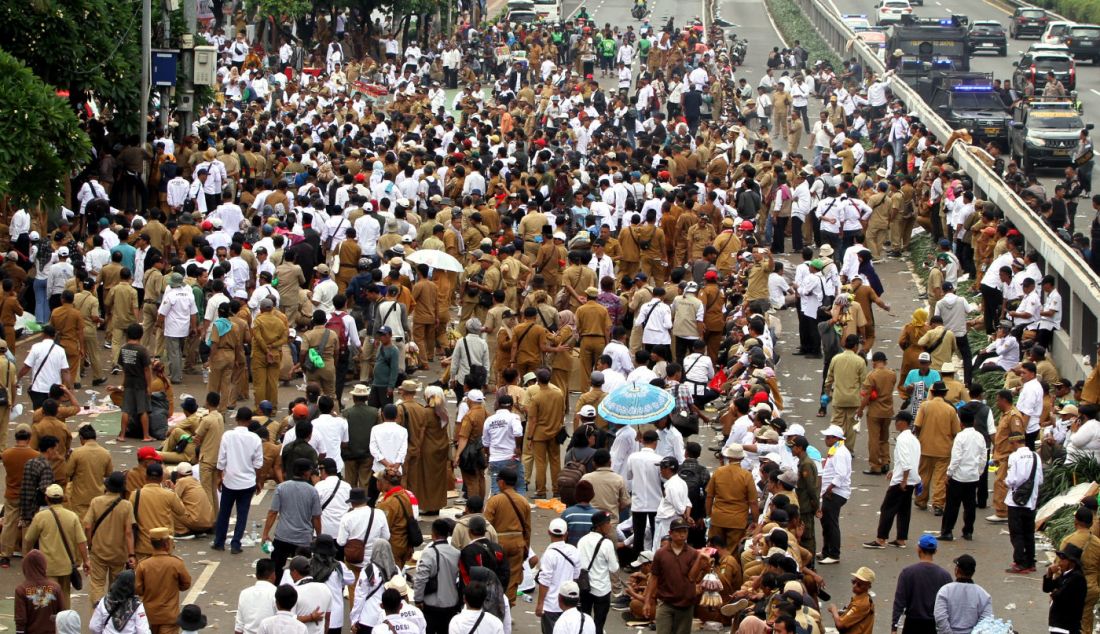 Massa dari Asosiasi Pemerintah Desa Seluruh Indonesia (APDESI) melakukan aksi demonstrasi di depan Gedung Parlemen MPR/DPR-DPD, Senayan, Jakarta, Rabu (31/1). Dalam aksi yang ketiga kalinya ini, meraka menuntut agar DPR sagera mengesahkan Revisi UU Desa. Selama aksi para kepala desa ini juga melakukan bakar ban didepan gerbang sebagai bentuk protes agar DPR mendengarkan apresiasi Merdeka. - JPNN.com