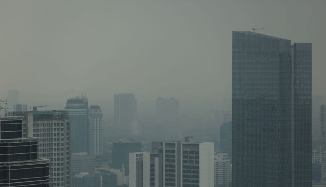 Suasana awan mendung menyelimuti kawasan Sudirman-Thamrin, Jakarta. BMKG merilis prakiraan cuaca Jakarta, Bogor, Depok, Tangerang dan Banten hari ini berpotensi hujan ringan hingga hujan sedang dan musim hujan masih akan terjadi hingga memasuki periode awal bulan Februari 2024. - JPNN.com